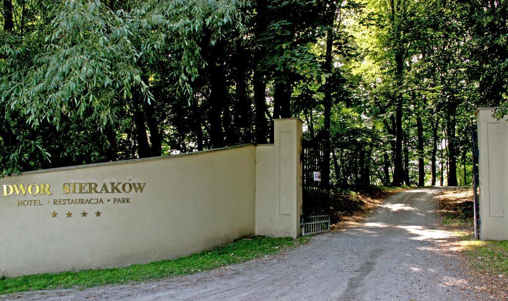ホテル Dwor Sierakow エクステリア 写真