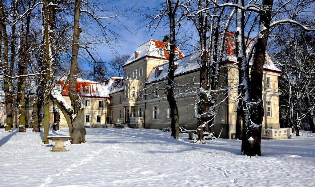 ホテル Dwor Sierakow エクステリア 写真